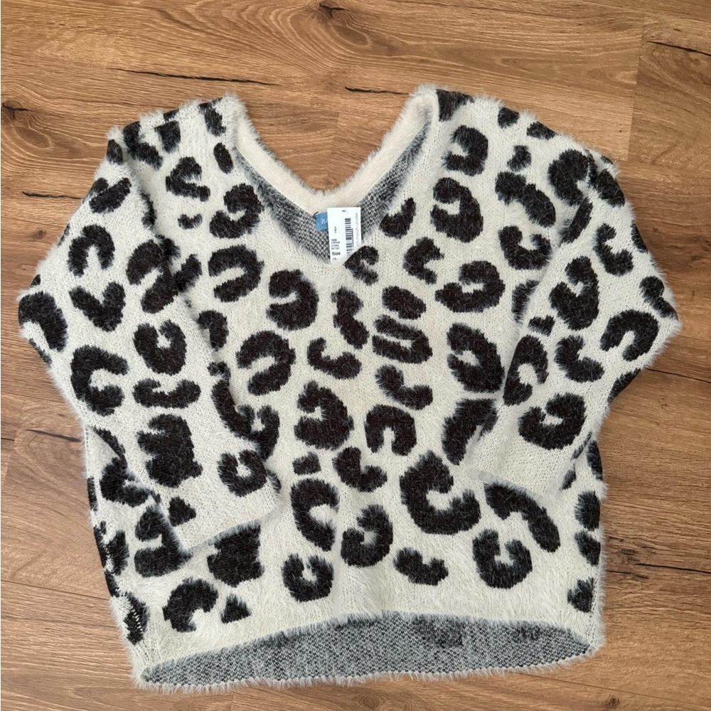 Chic Leopard Print V-Neck Sweater